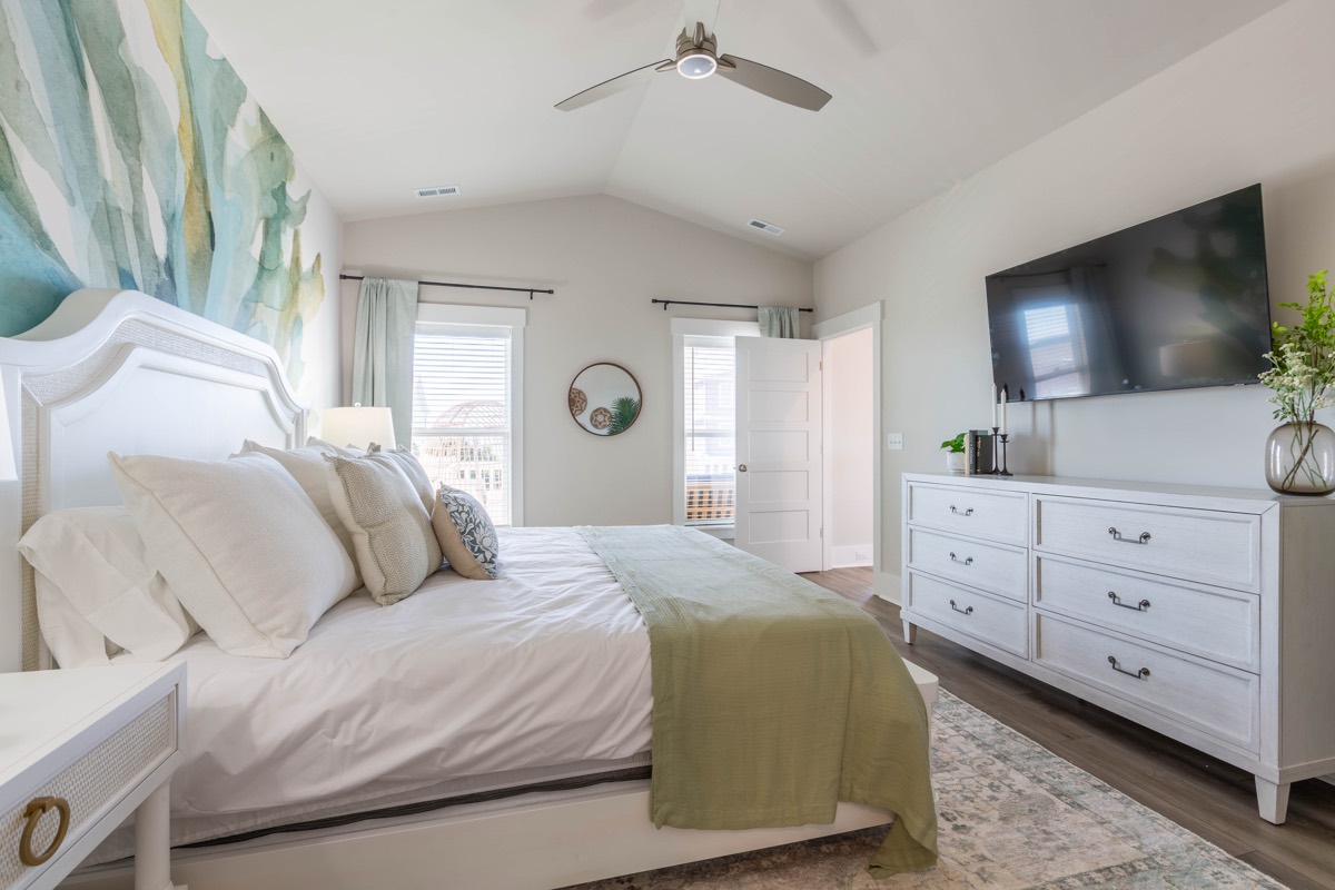 King bedroom with a watercolor mural